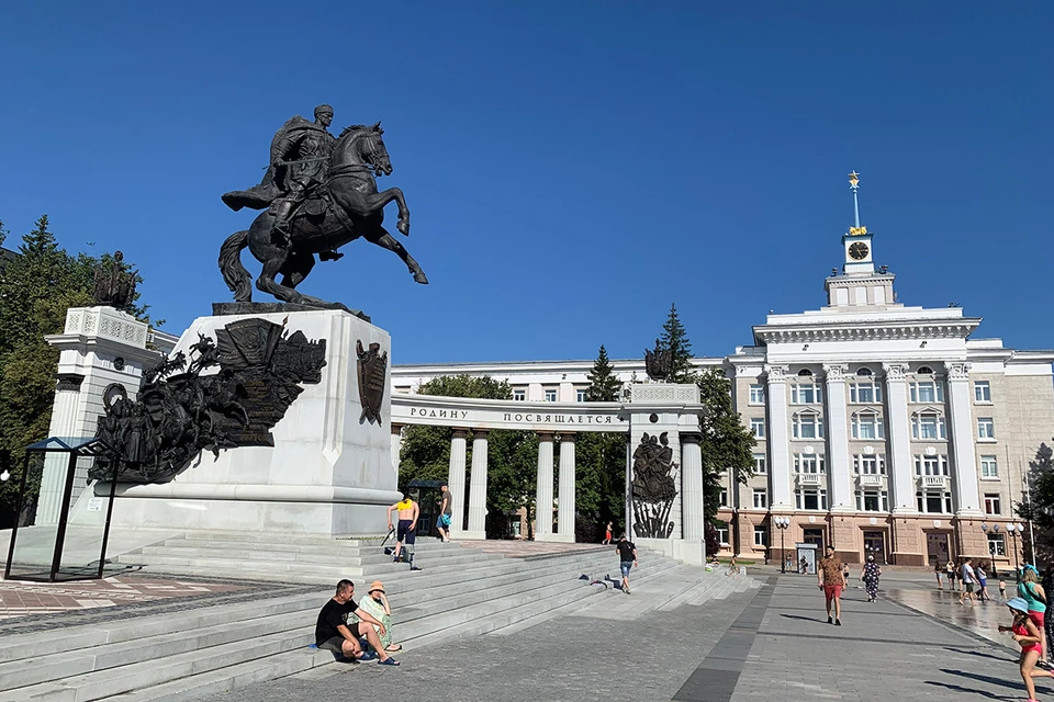 Памятник генералу Шаймуратову на Советской площади
