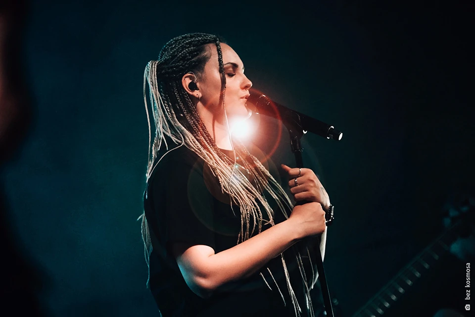 Солистка DRUMMATIX Екатерина Бардыш мечтает вернуться в Мурманскую область, чтобы увидеть китов и северное сияние. Фото: vk.com/bezkosmosa