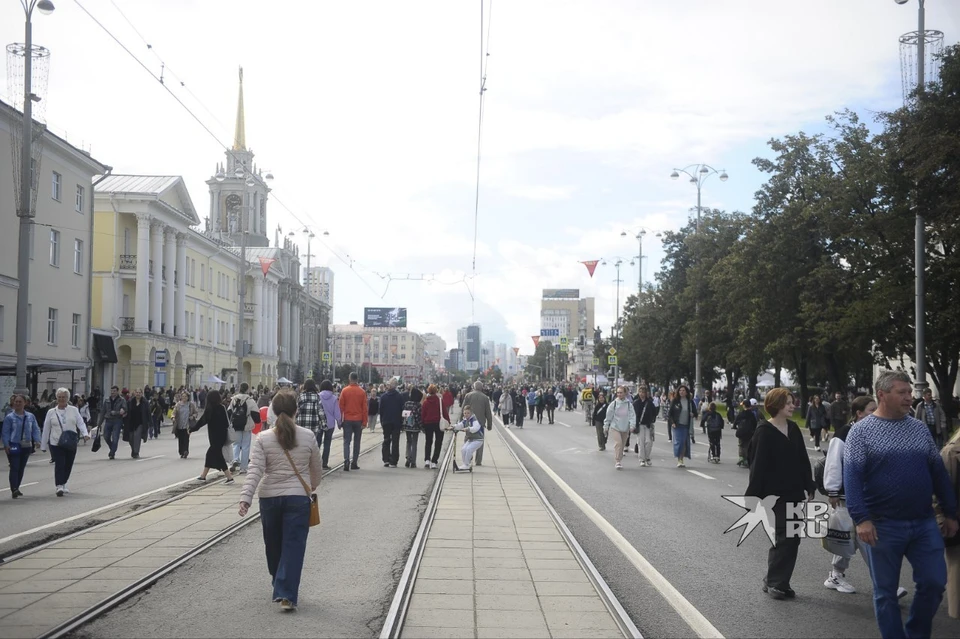 В центре Екатеринбурга гуляют десятки тысяч горожан