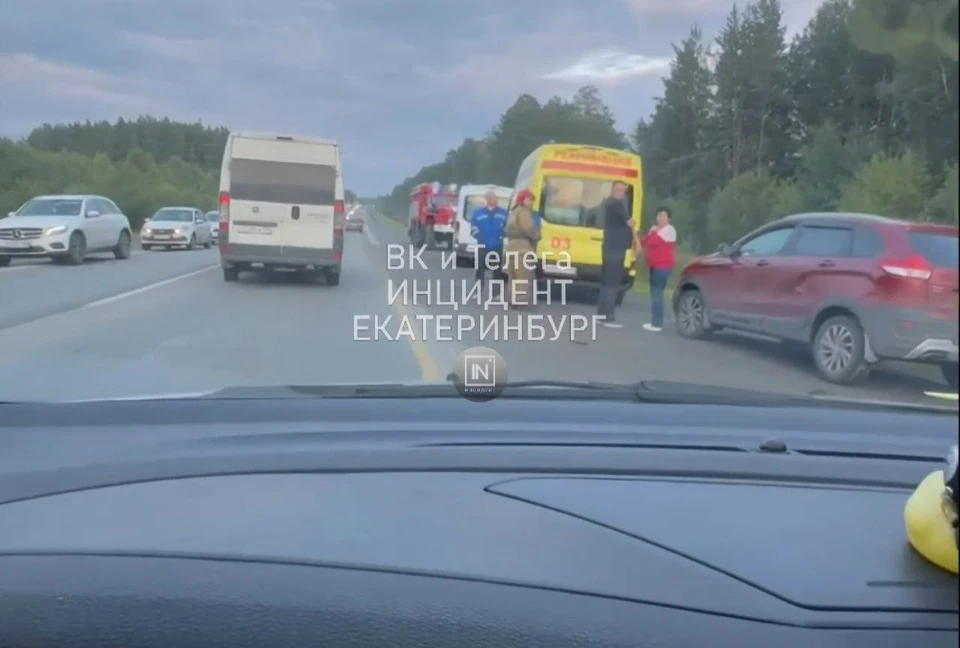 ДТП произошло вечером 18 августа. Фото: скриншот видео telegram-канала "Инцидент Екатеринбург"