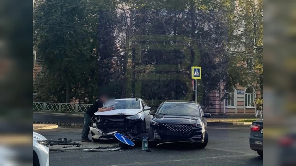Две иномарки "встретились" на пешеходном переходе в Ярославле. Фото: ГТРК Ярославия.