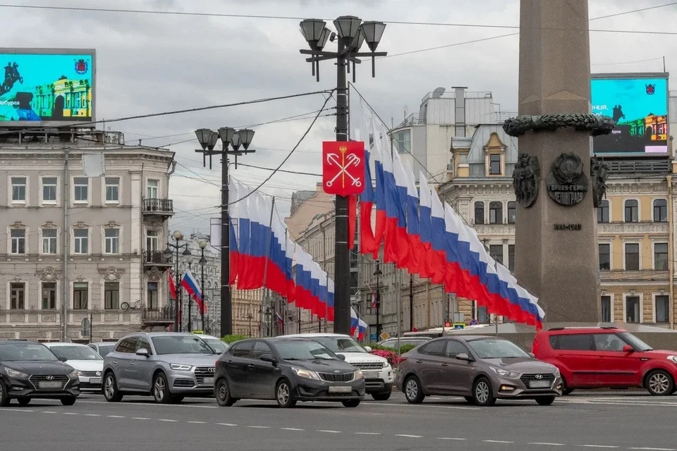 Петербург украсят триколорами ко Дню Государственного флага России.