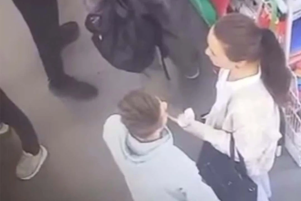 Пара похитила аппарат и скрылась на авто. Фото: Прокуратура по Петербургу