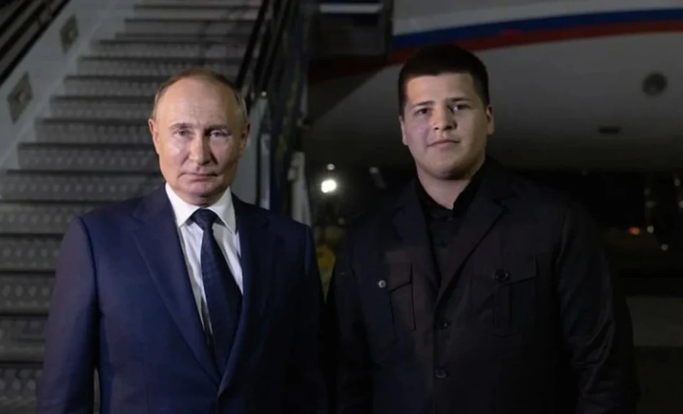 Дети Кадырова опубликовали в соцсетях свои фото с Путиным. Фото: Dustum Kadyrov.