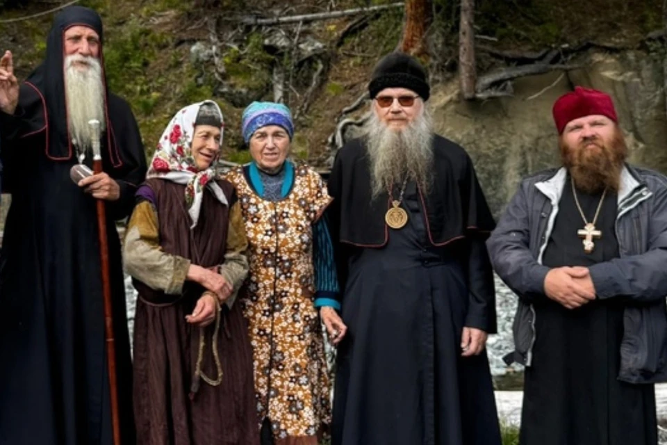 К отшельнице Агафье Лыковой в Хакасию прилетела помощница с "большой земли". Фото: РПСЦ.