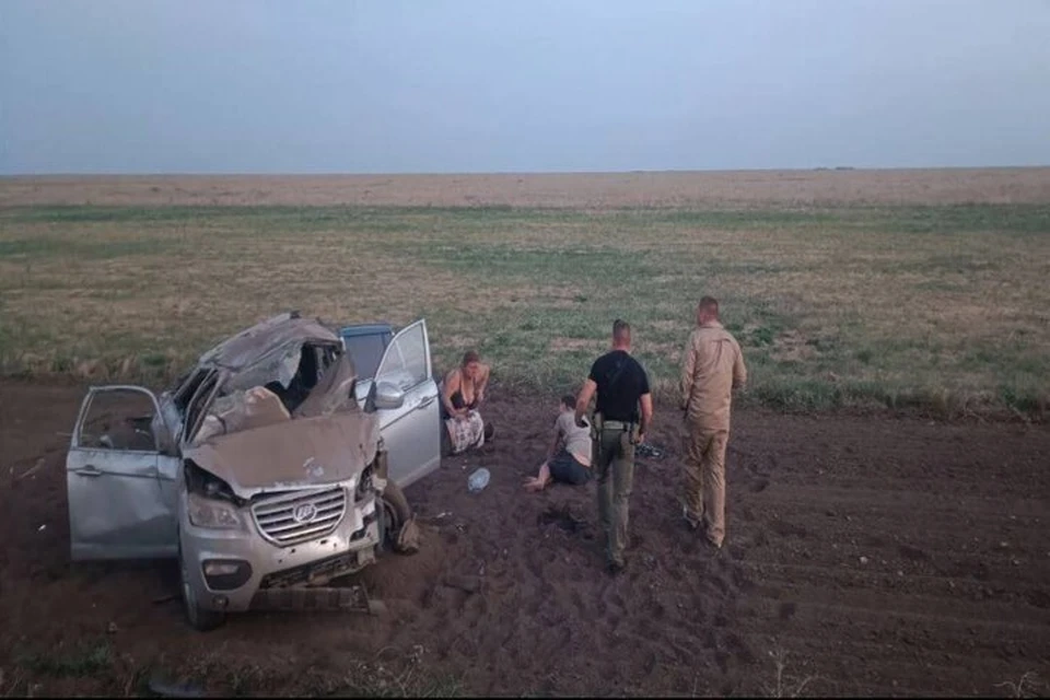 Шесть человек были травмированы при аварии этого автомобиля в Чаплынском районе. Фото: тг-канал Игоря Кастюкевича.