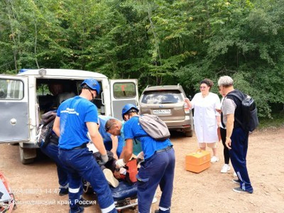 Женщину эвакуировали и передали медикам Фото: «Кубань-СПАС»