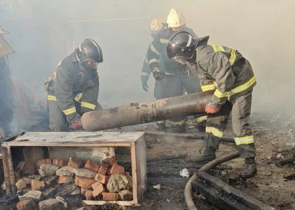 В Ульяновске при возгорании дома в Анненково могли взорваться газовые баллоны | ФОТО: ГУ МЧС России по Ульяновской области