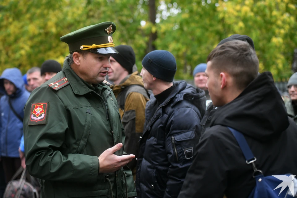 Мужчинам предлагают подписать контракт о поступлении на военную службу