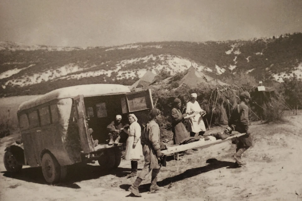 Доставка раненых в полевой медсанбат под Севастополем. Май 1944 года. Фотограф: Н.А. Аснина