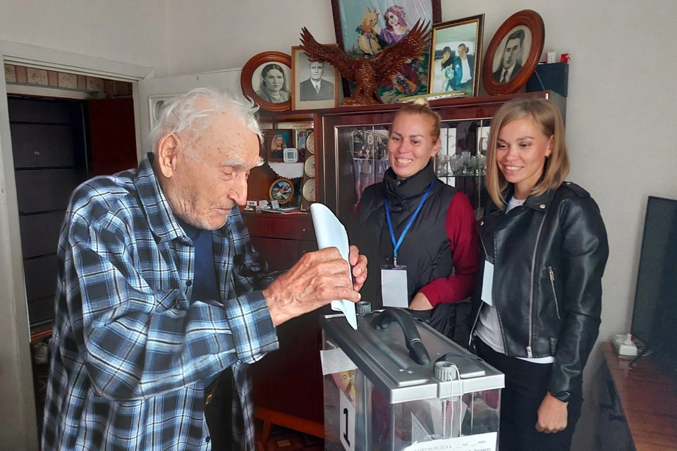 97-летний ветеран Великой Отечественной войны Павел Владимирович Клименко из Тайги надеется, что новый губернатор сможет заботиться о людях и развивать регион.