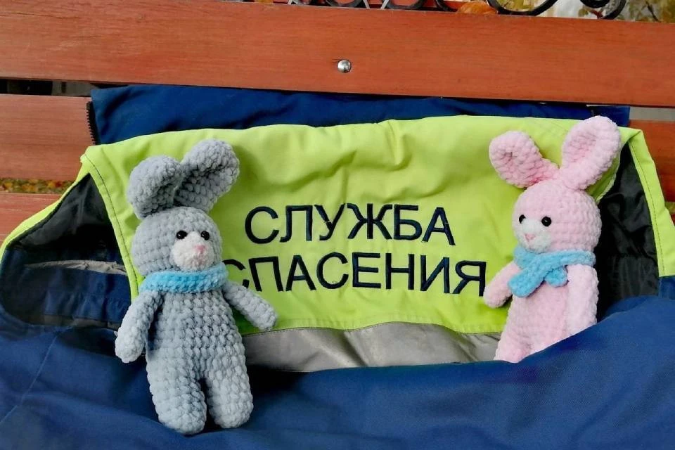 Детям спасатели дарят игрушки. Фото: Служба спасения им. И.А. Поливаного