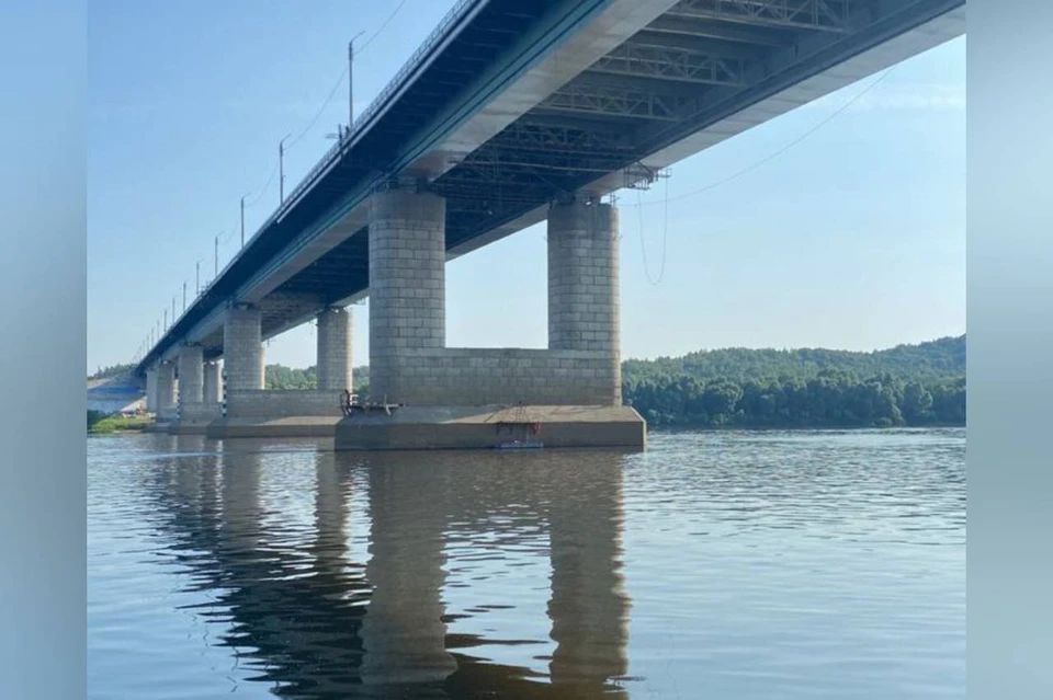 Грузовик упал со Стригинского моста в Нижнем Новгороде