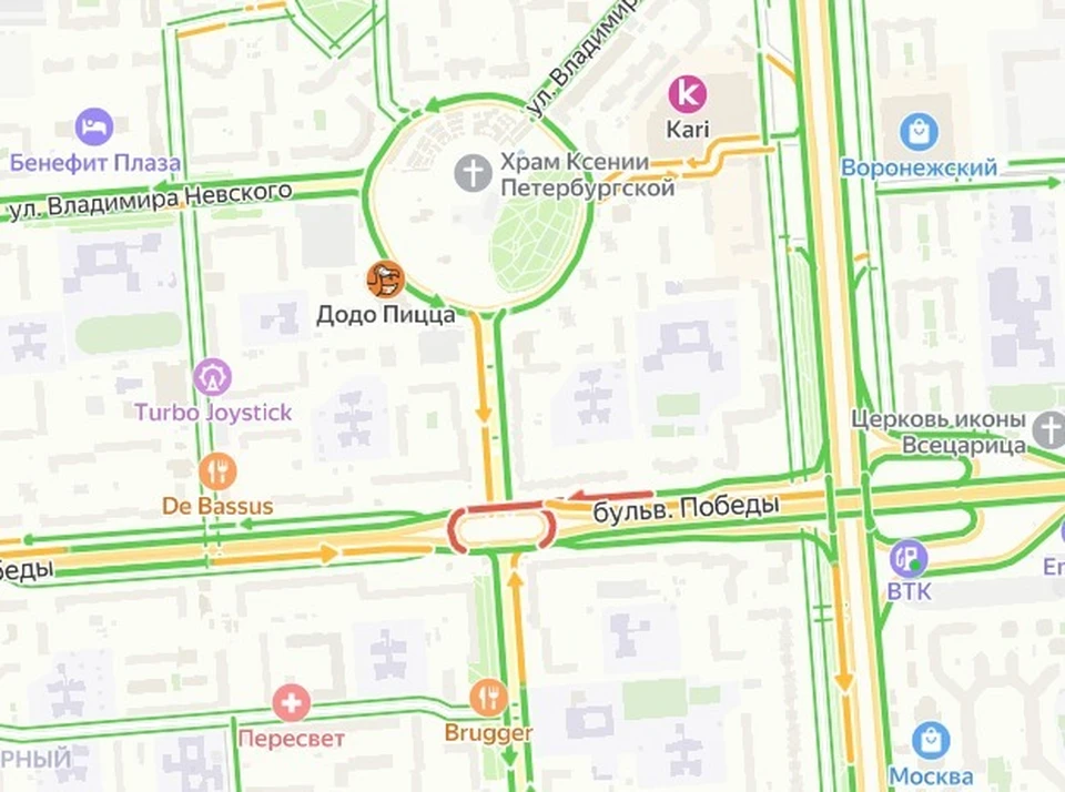 Через кольцо на Бульваре Победы по-прежнему трудно проехать.