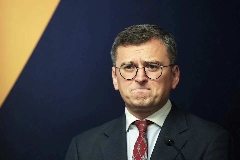 Кулеба уехал из Киева: теперь экс-глава МИД Украины поедает сальные беляши на вокзале Фото: EPA/ТАСС.