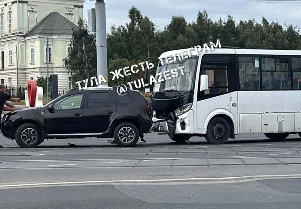 В Туле у музея оружия столкнулись автобус и легковушка. Фото: «Тула. Жесть».