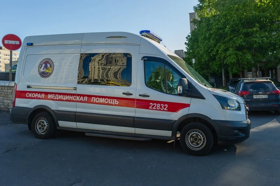 Неизвестная женщина набросилась с ножницами на 14-летнюю девочку в автобусе в Петербурге.