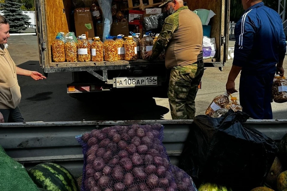 Также передали бойцам сухари, много других продуктов и посылок. Фото: пресс-служба Первого отдела ОКВ