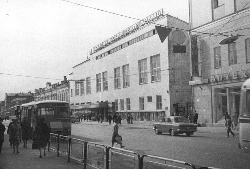 Улица Вайнера в советские годы была доступна не только для пешеходов, но и для транспорта. А в нынешнем ТЦ "Успенский". Фото: Государственный архив Свердловской области