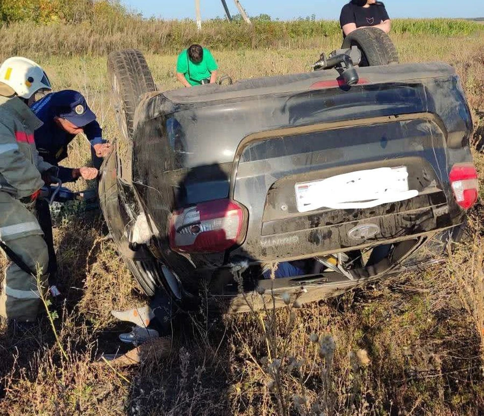 Пострадавших из машины деблокировали сотрудники пожарно-спасательного отряда №49. Фото: ГКУ СО «Центр по делам ГО, ПБ и ЧС»