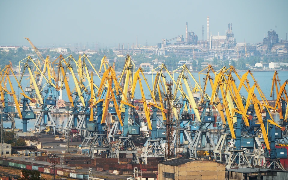 Портальные краны морского торгового порта в Мариуполе. На заднем фоне комбинат Азовсталь