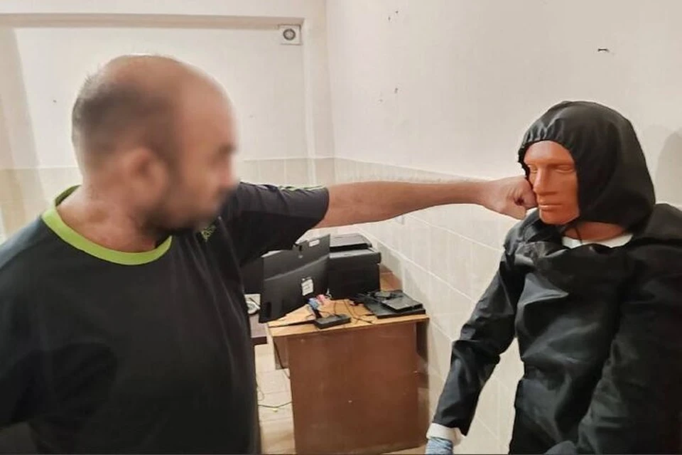 Житель Новых Лагерей показал, как убивал своего соперника в любви. Фото: СУ СК РФ по Херсонской области.