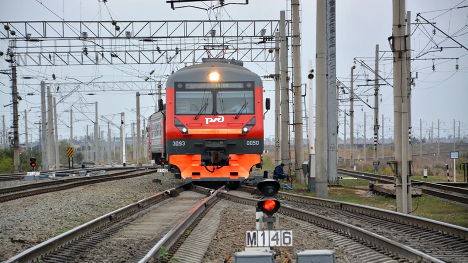 Мужчина решил перейти железнодорожные пути в неположенном месте. Фото: ПривЖД.