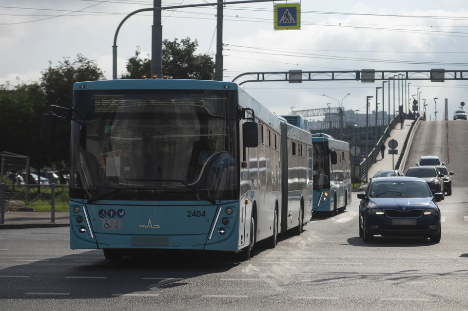 В Петербурге пенсионерка выпала из автобуса, в результате ее госпитализировали с травмой ноги.