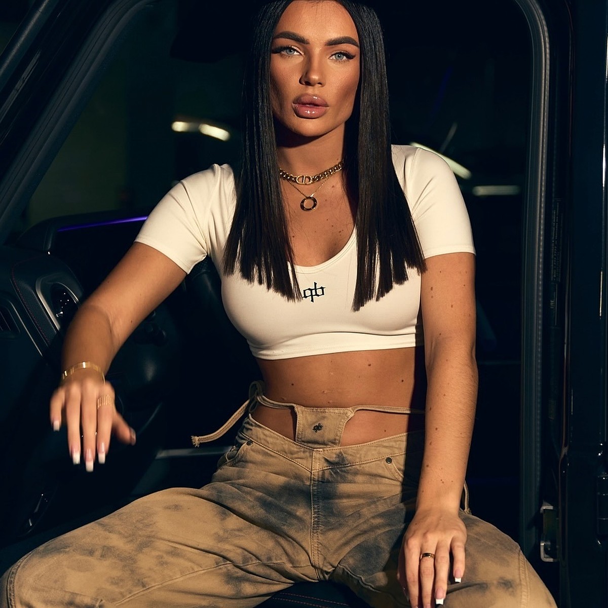 Жуынатын бөлмедегі қыз кисатын қырып жатыр