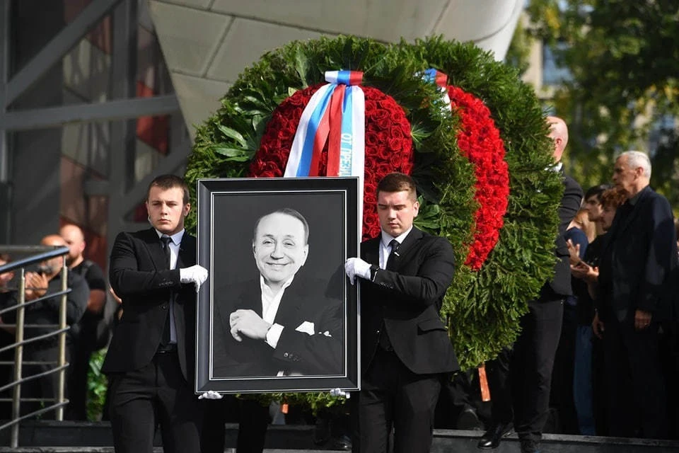 Могилу Александра Маслякова на Новодевичьем кладбище восстановили