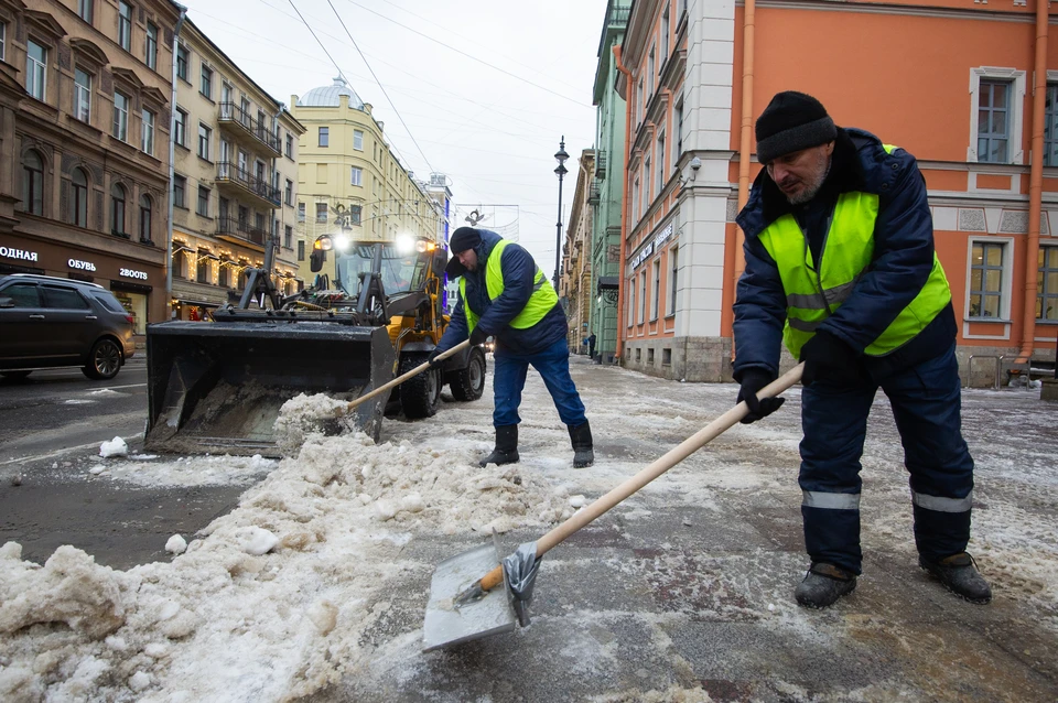 Разобрались, хватит ли дворников в зимний период в Петербурге.