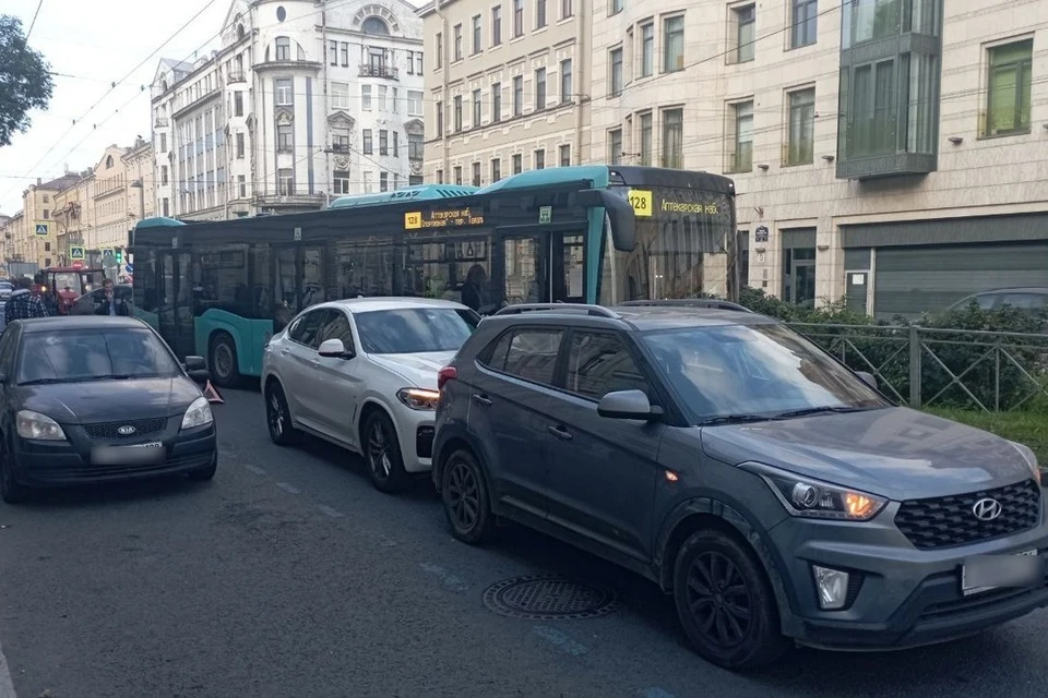 ДТП перекрыло движение на Малом проспекте Васильевского острова.