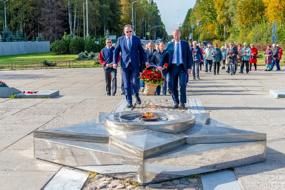 Возложение цветов в памятном месте - давняя традиция энергетиков. Фото предоставлено Ленэнерго.