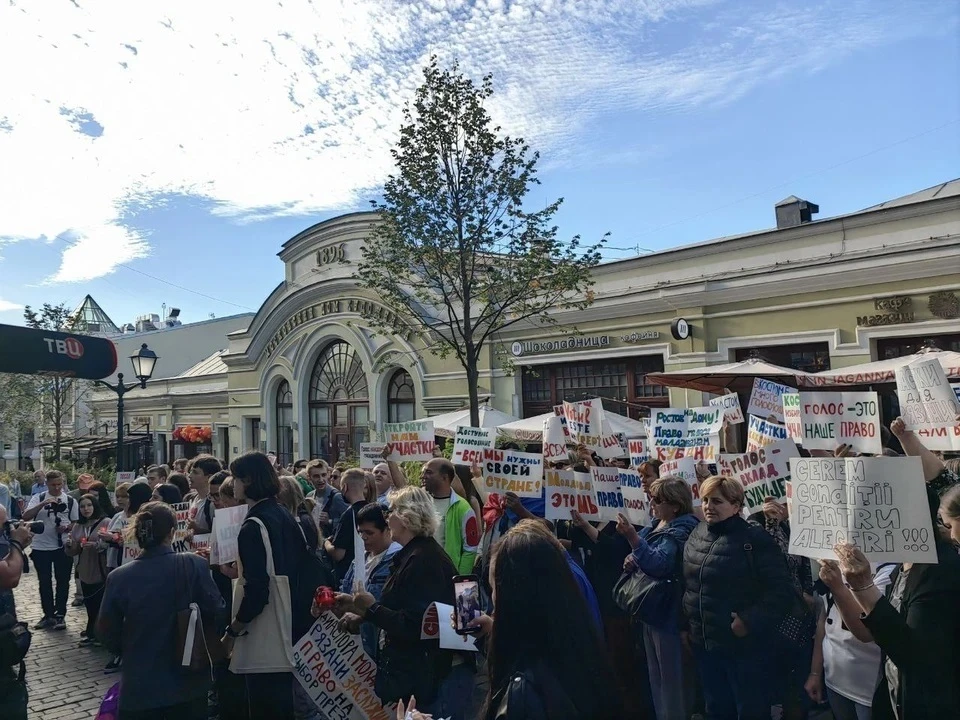 Молдавская диаспора в Москве протестует против решения ПАС открыть всего лишь 5 избирательных участков для полумиллиона соотечественников в России. Фото: соцсети