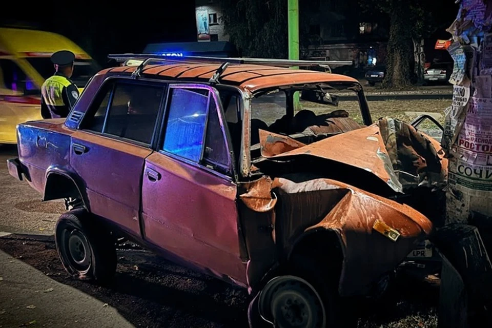 В Луганске 2 октября в 0:50 около квартала 60 лет Образования СССР водитель машины ВАЗ 2101 потерял управление и столкнулся со столбом. Фото - МЧС ЛНР