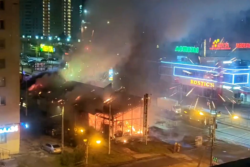 Залпы салюта летели в воздух во время пожара в магазине пиротехники в Колпино. Фото: t.me/vkolpino