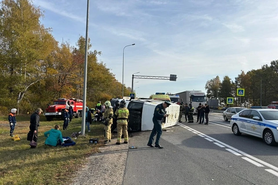 От удара пассажирский транспорт опрокинулся на бок. Фото: МВД Чувашии