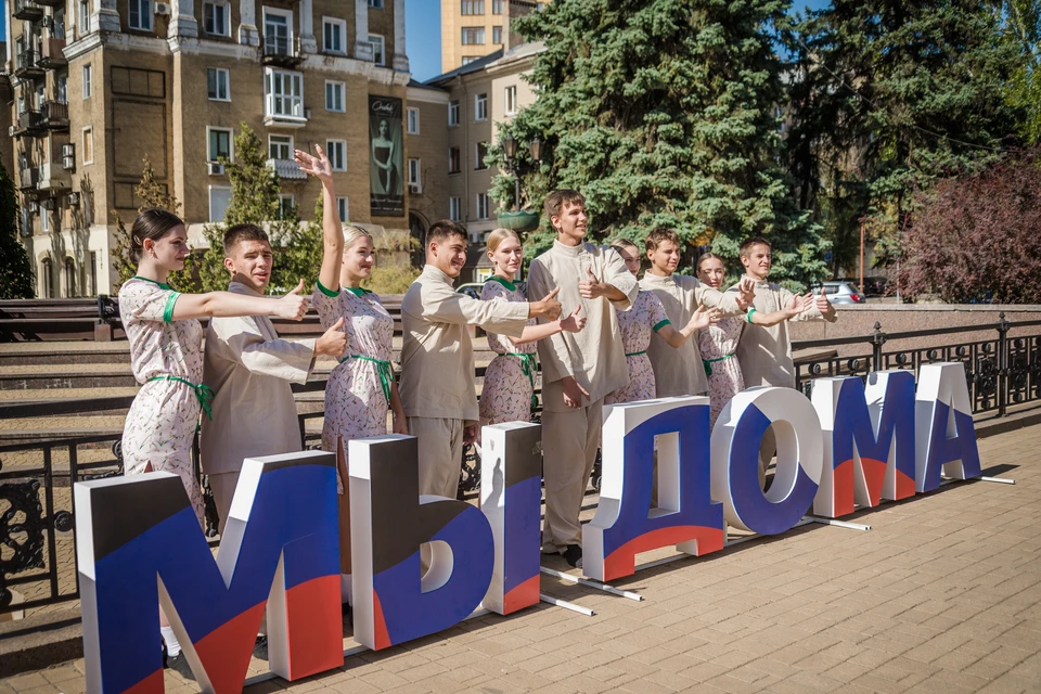 Фото с Мы дома: Донецк. Молодые активисты смогли передать праздничное настроение всем собравшимся в центре города.