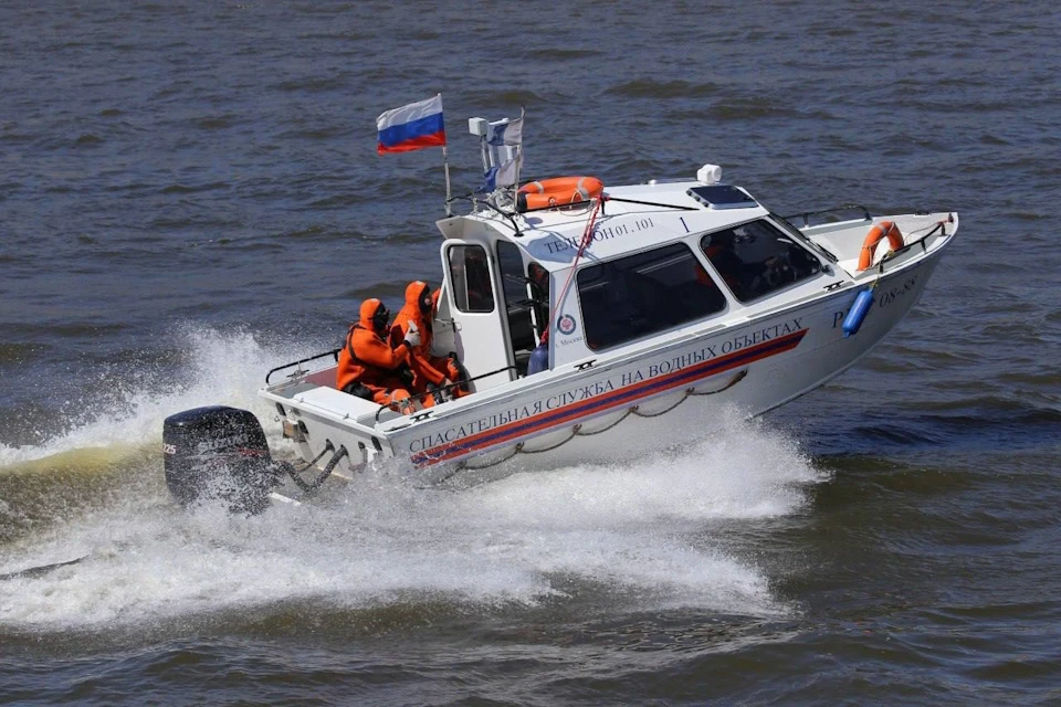 Пострадавшую подняли на борт катера и доставили на спасательную станцию. Фото: Пресс-служба ГОЧСиПБ