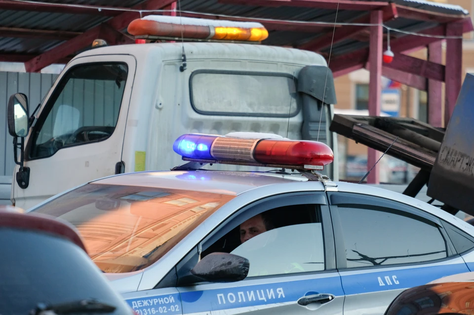 Одна иномарка со всей силы въехала в другую, стоявшую на дороге.