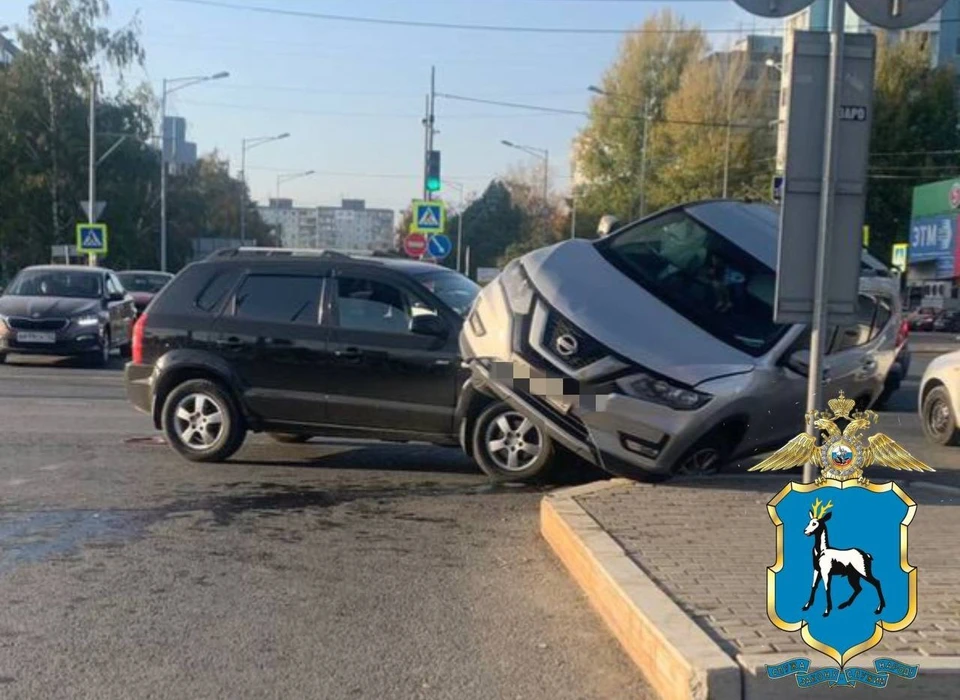 Автомобилистка начала поворачивать налево, не уступив дорогу машине.