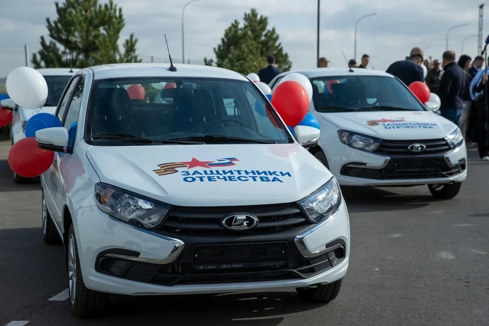 Ветераны стали обладателями новых автомобилей с ручным управлением. Фото: Филиал фонда «Защитники Отечества» в ДНР