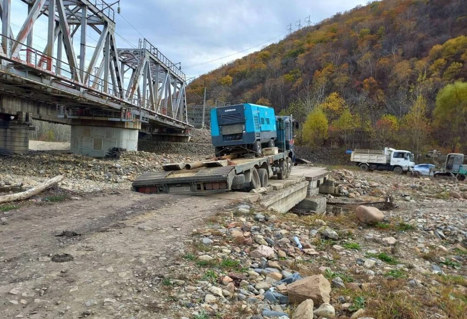 Под весом грузовика бетонные плиты переправы деформировались. Фото: предоставлено прокуратурой Приморского края.