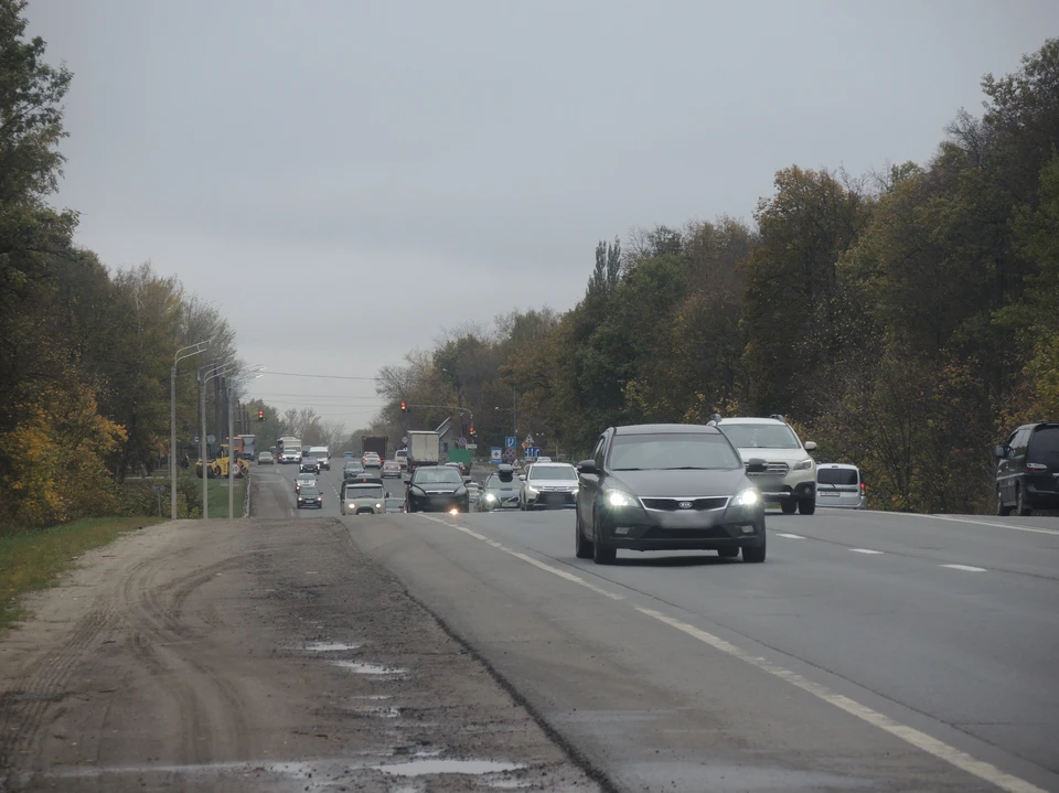 Вот в этом месте некоторые автолюбители стараются объехать пробки по обочинам.