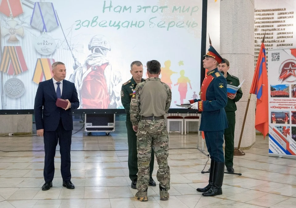 Бойцам вручили награды. Фото: музей-заповедник «Сталинградская битва».