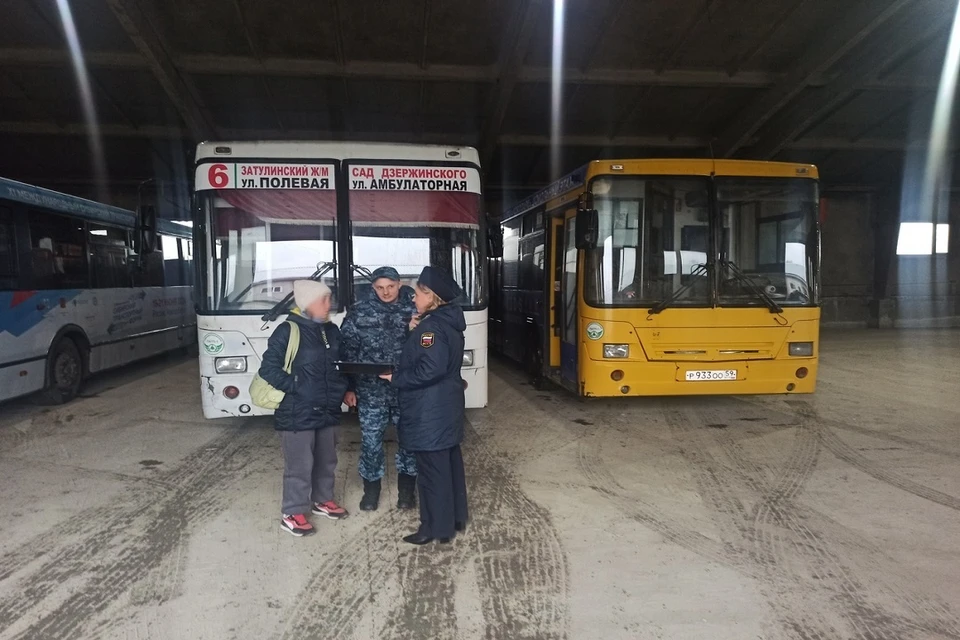 В Новосибирске женщина погасила долг после ареста двух рейсовых автобусов. Фото: ГУ ФССП по Новосибирской области.