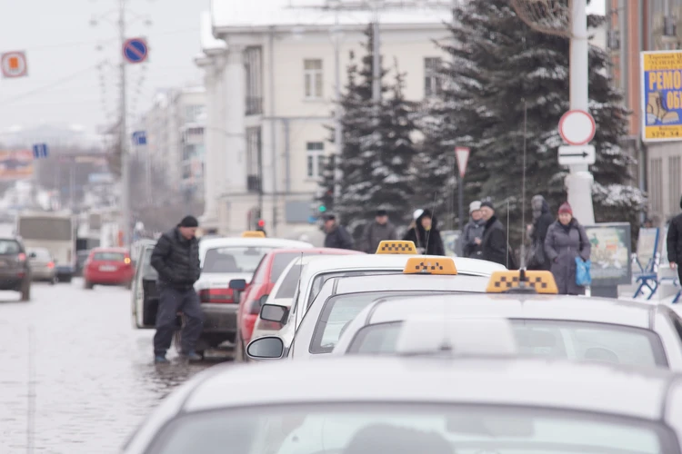 В Екатеринбурге после снегопада резко взлетели цены на такси