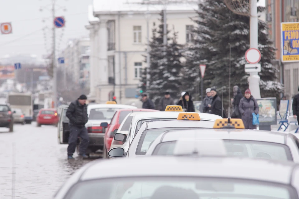 Жители Екатеринбурга отказываются от услуг такси из-за взлетевших после снегопада цен