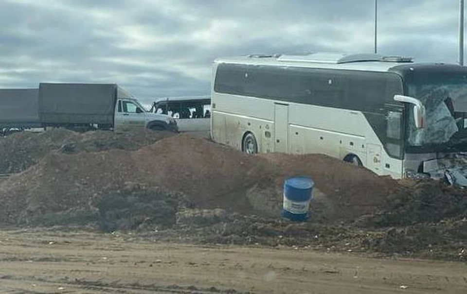 Один из автобусов съехал в кювет