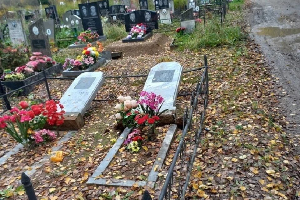 Многие памятники повалены, некоторые разбиты. ФОТО: Альбина Малкова, группа "Подслушано Ростов Великий [ПРВ]" ВКонтакте